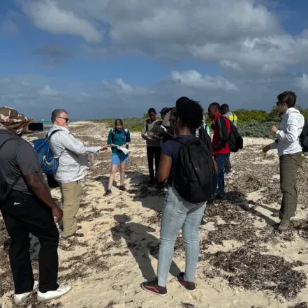A group of high school 学生 on the beach in Turks & Caicos with Smith geology professors 和 学生.